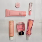 عطر نسائي مع مجموعة هدايا تضم عطرًا ومعطر جسم وشاور جل ولوشن ومرطب شفاه
