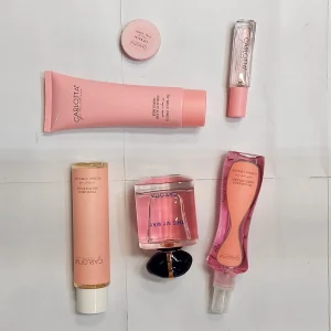 عطر نسائي مع مجموعة هدايا تضم عطرًا ومعطر جسم وشاور جل ولوشن ومرطب شفاه