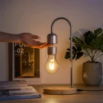 إضاءة سحرية مع شاحن لاسلكي بتصميم مصباح LED مغناطيسي عائم