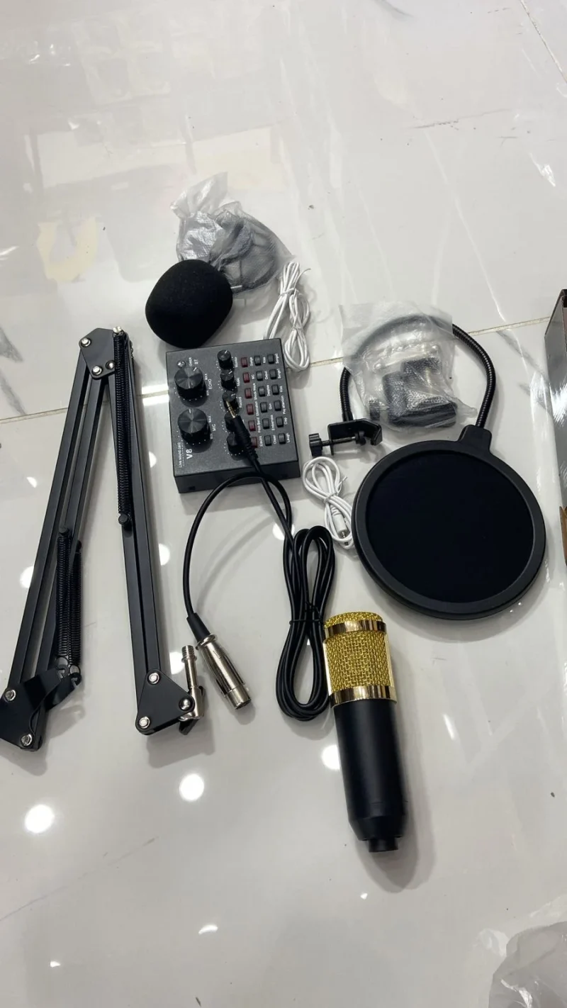 professional-podcast-kit طقم بودكاست احترافي يحتوي على ميكروفون وكارت صوت وحامل للتسجيل والبث المباشر