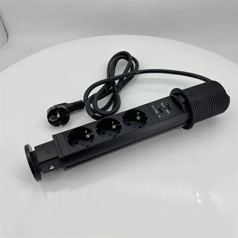 retractable-power-strip-usb شريط طاقة قابل للسحب مع محطات شحن USB مزود بثلاثة منافذ كهربائية ومنفذي USB
